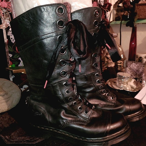 🖤EUC! Sweet Pair of Black Dr. Martens Triumph w/ Plaid lining! Size 8🖤